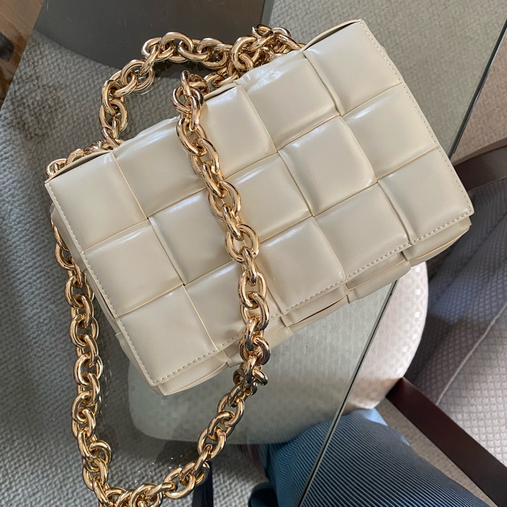 Cream Quilted Leather Shoulder Bag with Gold Chain